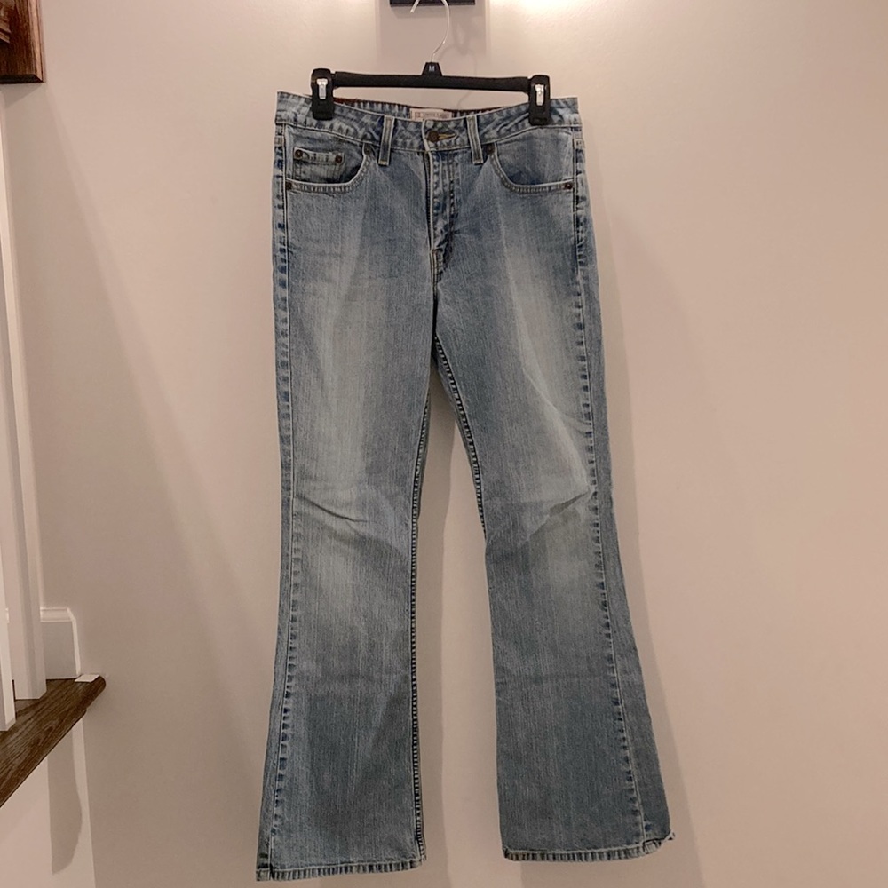 Womens low rise bell bottom Levi’s jeans